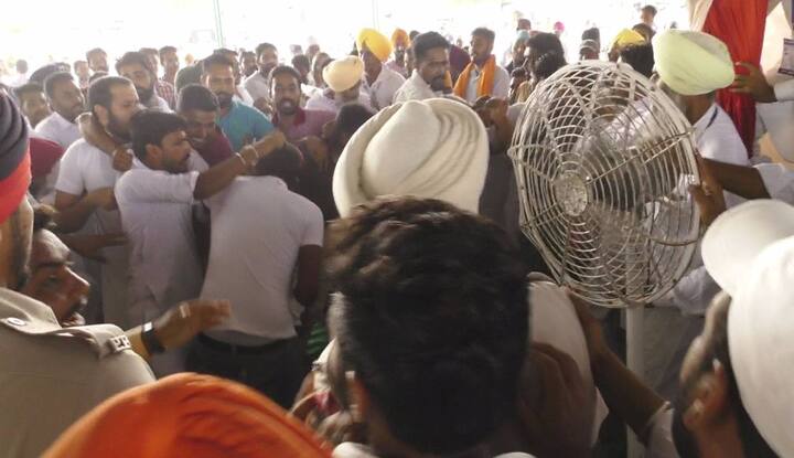 ਆਪ ਸਮਰਥਕਾਂ ਨੇ ਦੋਸ਼ ਲਗਾਇਆ ਕਿ ਪੁਲਿਸ ਦੀ ਮਿਲੀਭੁਗਤ ਕਾਰਨ ਅਕਾਲੀ ਦੇ ਸਮਰਥਕ ਰੈਲੀ ਵਾਲੀ ਥਾਂ ਉੱਤੇ ਪਹੁੰਚੇ ਅਤੇ ਨਾਅਰੇਬਾਜ਼ੀ ਕੀਤੀ। 