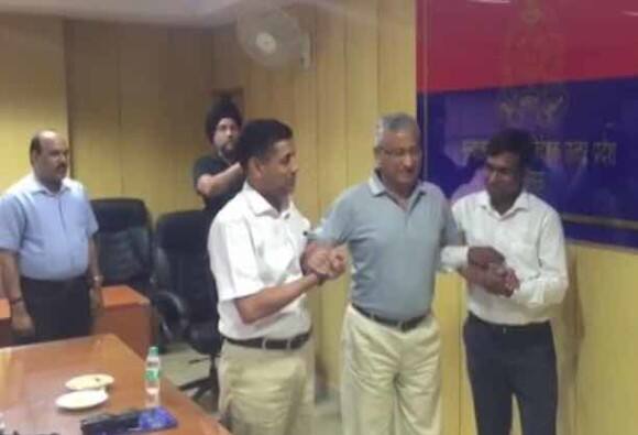 ਤੁਹਾਨੂੰ ਦੱਸਣਯੋਗ ਹੈ ਕਿ ਟੇਜਰ ਗਨ ਦੇ ਟ੍ਰਾਇਲ ਨੂੰ ਲੈ ਕੇ ਜਦੋਂ ਡੀਜੀਪੀ ਜਾਵੀਦ ਅਹਿਮਦ ਨੇ ਪੁੱਛਿਆ ਕਿ ਕੌਣ ਇਸ ਲਈ ਤਿਆਰ ਹੈ, ਜਿਸ 'ਤੇ ਇਸ ਦਾ ਟ੍ਰਾਇਲ ਹੋ ਸਕੇ'। ਮੀਟਿੰਗ ਵਿੱਚ ਮੌਜੂਦ ਕਿਸੇ ਵੀ ਅਫਸਰ ਨੇ ਜਵਾਬ ਨਹੀਂ ਦਿੱਤਾ। ਫਿਰ ਡੀਜੀਪੀ ਜਾਵੀਦ ਅਹਿਮਦ ਖੁਦ ਹੀ ਟ੍ਰਾਇਲ ਲਈ ਤਿਆਰ ਹੋ ਗਏ। 