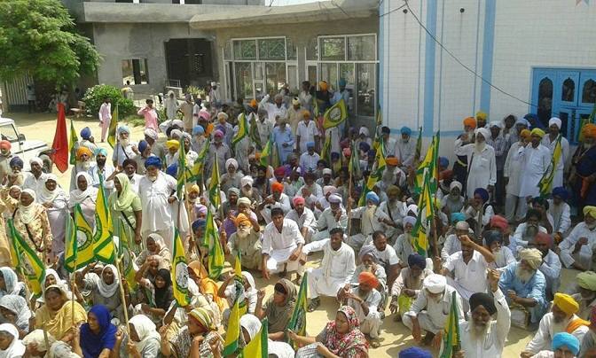 ਕਿਸਾਨ ਆਗੂ ਝੰਡਾ ਸਿੰਘ ਜੇਠੂਕੇ ਵੱਲੋਂ ਗੁਰਦੁਆਰਾ ਸਾਹਬ ਚੋਂ ਹੋਕਾ ਦੇਣ ਬਾਅਦ ਪਿੰਡ ਦੇ ਲੋਕ ਰੋੜੇ ਤੇ ਡਾਂਗਾਂ ਲੈ ਕੇ ਕੋਠਿਆਂ ਤੇ ਗਲੀਆਂ ਚ ਨਿੱਤਰੇ। ਲੋਕਾਂ ਦਾ ਰੋਹ ਦੇਖਦਿਆਂ ਕਿਸਾਨਾਂ ਨੂੰ ਪਿੰਡੋਂ ਬਾਹਰ ਹੋਣ ਦੇ ਹੁਕਮ ਚਾੜ੍ਹਦਾ ਪੁਲਸ ਲਸ਼ਕਰ ਆਪ ਹੋਇਆ ਪਿੰਡੋਂ ਬਾਹਰ।