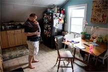 ਪਿਉ ਚੁੰਘਾ ਰਿਹਾ ਆਪਣੇ ਬੱਚੇ ਨੂੰ ਦੁੱਧ..