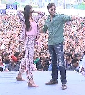 ਦੋਹਾਂ ਨੇ ਆਪਣੇ ਗੀਤ 'ਕਾਲਾ ਚਸ਼ਮਾ' 'ਤੇ ਖੂਬ ਧੁਮਾਲਾਂ ਪਾਈਆਂ, ਵੇਖੋ ਤਸਵੀਰਾਂ।  