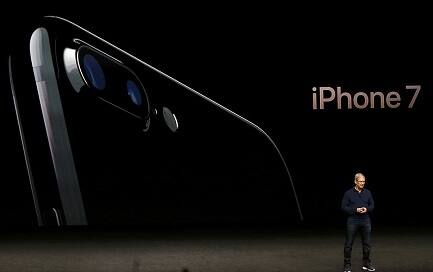 ਇਸ ਦੇ ਨਾਲ ਹੀ ਐਪਲ ਨੇ iOS 10, ਐਪਲ ਵਾਚ ਸੀਰੀਜ਼ 2 ਵੀ ਲਾਂਚ ਕੀਤੀ ਹੈ। ਇਹਨਾਂ ਨਵੇਂ ਫ਼ੋਨ ਦੀ 9 ਸਤੰਬਰ ਨੂੰ ਪ੍ਰੀ-ਬੁਕਿੰਗ ਹੋਵੇਗੀ ਅਤੇ 7 ਅਕਤੂਬਰ ਨੂੰ ਇਹ ਭਾਰਤ ਵਿੱਚ ਮਿਲਣਾ ਸ਼ੁਰੂ ਹੋ ਜਾਣਗੇ। ਅਮਰੀਕਾ ਵਿੱਚ ਆਈ ਫ਼ੋਨ ਦੀ ਕੀਮਤਾਂ 43 ਹਜ਼ਾਰ ਰੁਪਏ ਅਤੇ ਭਾਰਤ ਵਿੱਚ ਇਹ 60 ਹਜ਼ਾਰ ਦੇ ਕਰੀਬ ਮਿਲੇਗਾ।