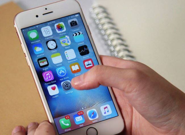 ਇਹ ਕਦਮ ਕੰਪਨੀ ਨੇ ਆਪਣੇ ਨਵੇਂ iPhone7 ਤੇ iPhone7 ਪਲੱਸ ਦੀ ਵਿਕਰੀ ਵਧਾਉਣ ਲਈ ਉਠਾਏ ਹਨ। ਇਹ ਖ਼ਬਰ ਉਨ੍ਹਾਂ iPhone ਲਵਰਜ਼ ਲਈ ਵੱਡਾ ਝਟਕਾ ਹੈ ਜੋ iPhone7 ਦੇ ਲਾਂਚ ਤੋਂ ਬਾਅਦ iPhone6, iPhone6 ਪਲੱਸ ਤੇ iPhone 5S ਦੀਆਂ ਕੀਮਤਾਂ ਵਿੱਚ ਕਟੌਤੀ ਦੀ ਉਡੀਕ ਕਰ ਰਹੇ ਸਨ।