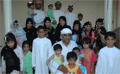 ਉਸ ਮੁਤਾਬਿਕ ਉਹ ਆਪਣੀ ਸੈਂਚੁਰੀ ਤੋਂ ਸਿਰਫ਼ 2 ਹੀ ਕਦਮ ਦੂਰ ਹੁੰਦਾ ਜੇਕਰ ਉਸ ਦੇ 2 ਮੁੰਡਿਆਂ ਦੀ ਮੌਤ ਨਾ ਹੋ ਗਈ ਹੁੰਦੀ। ਹੁਣ ਤਕ ਉਹ 17 ਵਿਆਹ ਕਰ ਚੁੱਕਾ ਹੈ ਅਤੇ 4 ਨੂੰ ਛੱਡ ਕੇ ਬਾਕੀ ਸਭ ਨੂੰ ਤਲਾਕ ਦੇ ਚੁੱਕਾ ਹੈ। ਉਸ ਦਾ ਕਹਿਣਾ ਹੈ ਕਿ ਕਾਨੂੰਨ ਮੁਤਾਬਿਕ ਸਿਰਫ਼ 4 ਵਿਆਹ ਹੀ ਕੀਤੇ ਜਾ ਸਕਦੇ ਹਨ, ਇਸੇ ਕਾਰਨ ਮਜਬੂਰੀ 'ਚ ਉਸ ਨੂੰ ਅਜਿਹਾ ਕਰਨਾ ਪਿਆ।