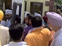 ਕੇਜਰੀਵਾਲ ਨੂੰ ਮਿਲਣ ਲਈ \'ਆਪ\' ਵਰਕਰਾਂ ਦਾ ਹੰਗਾਮਾ