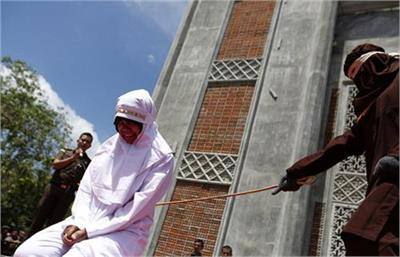 ਜਾਣਕਾਰੀ ਮੁਤਾਬਕ ਪੂਰੇ ਇੰਡੋਨੇਸ਼ੀਆ 'ਚ ਬੰਦਾ ਆਚੇ ਅਜਿਹੀ ਥਾਂ ਹੈ, ਜਿੱਥੇ ਅੱਜ ਵੀ ਸ਼ਰੀਆ ਕਾਨੂੰਨ ਲਾਗੂ ਹੈ। ਇੱਥੇ ਅਫੇਅਰ ਨੂੰ ਗਲਤ ਤਰੀਕੇ ਨਾਲ ਦੇਖਿਆ ਜਾਂਦਾ ਹੈ। ਦੱਸਣਯੋਗ ਹੈ ਕਿ ਸਜ਼ਾ ਦੇਣ ਲਈ ਲੜਕੇ-ਲੜਕੀ ਨੂੰ ਬੰਦਾ ਆਚੇ ਦੀ ਭੀੜ ਭਰੇ ਚੌਰਾਹੇ 'ਤੇ ਲਿਆਂਦਾ ਗਿਆ। ਇਸ ਦੌਰਾਨ ਦੋਹਾਂ ਨੂੰ ਵਾਰੀ-ਵਾਰੀ ਹੰਟਰ  ਮਾਰੇ ਗਏ। ਇਸ ਮੌਕੇ ਸੈਕੰੜੇ ਲੋਕਾਂ ਦੀ ਭੀੜ ਇਹ ਨਜ਼ਾਰਾ ਦੇਖ ਰਹੀ ਸੀ। ਦੱਸਣਯੋਗ ਹੈ ਕਿ ਹੰਟਰ ਮਾਰਨ ਦੀ ਸਜ਼ਾ ਇਸ ਇਲਾਕੇ 'ਚ ਆਮ ਹੈ।