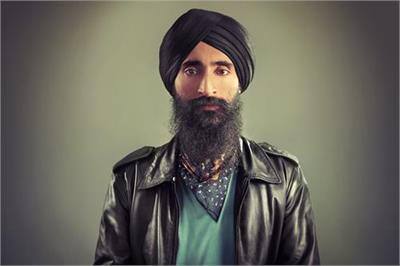ਪ੍ਰਦਰਸ਼ਨੀ ਵਿਚ ਜਿਨ੍ਹਾਂ ਲੋਕਾਂ ਦੀ ਤਸਵੀਰ ਲਗਾਈ ਜਾਵੇਗੀ, ਉਨ੍ਹਾਂ ਵਿਚ ਨਿਊਯਾਰਕ ਸਿਟੀ ਦੇ ਟਰੇਨ ਸੰਚਾਲਕ ਸਤਹਰਿ ਸਿੰਘ ਸ਼ਾਮਲ ਹਨ, ਜਿਨ੍ਹਾਂ ਨੇ ਹਮਲੇ ਦੇ ਦਿਨ ਘਟਨਾ ਵਾਲੀ ਥਾਂ ਵੱਲ ਜਾ ਰਹੀ ਟਰੇਨ ਨੂੰ ਉਲਟ ਦਿਸ਼ਾ ਵਿਚ ਮੋੜ ਕੇ ਅਣਗਿਣਤ ਲੋਕਾਂ ਦੀ ਜਾਨ ਬਚਾਈ ਸੀ। ਇਸ ਪ੍ਰਦਰਸ਼ਨੀ 'ਚ ਹਮਲੇ ਦੌਰਾਨ ਸੇਵਾਵਾਂ ਨਿਭਾਉਣ ਵਾਲੇ ਸਿੱਖ-ਅਮਰੀਕੀ ਫੌਜੀ ਅਧਿਕਾਰੀ ਦੀ ਤਸਵੀਰ ਵੀ ਲਗਾਈ ਜਾਵੇਗੀ।