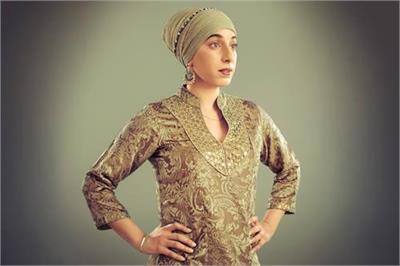 ਇਨ੍ਹਾਂ ਵਿਚ ਅਮਰੀਕੀ ਸਿੱਖ ਡਿਜ਼ਾਈਨਰ ਅਤੇ ਅਭਿਨੇਤਾ ਵਾਰਿਸ ਆਹਲੂਵਾਲੀਆ ਨੂੰ ਵੀ ਸ਼ਾਮਲ ਕੀਤਾ ਗਿਆ ਹੈ, ਜਿਨ੍ਹਾਂ ਨੂੰ ਪਗੜੀ ਕਾਰਨ ਮੈਕਸੀਕੋ ਸਿਟੀ ਦੇ ਇਕ ਜਹਾਜ਼ ਵਿਚ ਸਵਾਰ ਹੋਣ ਤੋਂ ਰੋਕ ਦਿੱਤਾ ਗਿਆ ਸੀ। ਇਸ ਤੋਂ ਇਲਾਵਾ ਉਨ੍ਹਾਂ ਤਮਾਮ ਅਮਰੀਕੀ ਸਿੱਖਾਂ ਦੀ ਤਸਵੀਰਾਂ ਇਸ ਪ੍ਰਦਰਸ਼ਨੀ ਵਿਚ ਸ਼ਾਮਲ ਕੀਤੀਆਂ ਜਾਣਗੀਆਂ, ਜਿਨ੍ਹਾਂ ਨੇ ਆਪਣੇ ਧਾਰਮਿਕ ਚਿੰਨ੍ਹਾਂ ਨੂੰ ਧਾਰਨ ਕਰਨ ਲੜਾਈ ਜਿੱਤ ਕੇ ਆਪਣੇ-ਆਪਣੇ ਖੇਤਰ ਵਿਚ ਨਾਮਣਾ ਖੱਟਿਆ।