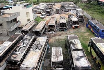  ਹਿੰਸਾ ਦੀਆਂ ਵਾਪਰ ਰਹੀਆਂ ਘਟਨਾਵਾਂ ਤੋਂ ਬਾਅਦ ਬੈਂਗਲੂਰੂ ਸ਼ਹਿਰ ਦੇ 16 ਥਾਣਿਆਂ ਦੇ ਇਲਾਕੇ ‘ਚ ਕਰਫਿਊ ਲਗਾ ਦਿੱਤਾ ਗਿਆ ਹੈ। ਤਾਮਿਲਨਾਢੂ ਦੇ ਜੋ ਲੋਕ ਬੈਂਗਲੂਰੂ ‘ਚ ਦੁਕਾਨਾਂ ਚਲਾ ਰਹੇ ਹਨ, ਉਨ੍ਹਾਂ ਨਾਲ ਮਾਰਕੁੱਟ ਤੇ ਦੁਕਾਨਾਂ ‘ਚ ਤੋੜਫੋੜ ਵੀ ਕੀਤ ਗਈ ਹੈ।