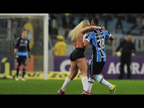 ਦਰਅਸਲ, ਬਰਾਜ਼ੀਲ ਦੀ ਮਿਸ ਬਮਬਮ ਕੰਟੈਸਟ ਦੀ ਮਾਡਲ ਡੈਨੀ ਮੌਰਿਸ ਨੇ ਮੈਚ 'ਚ ਹੈਰਾਨ ਕਰ ਦੇਣ ਵਾਲੀ ਹਰਕਤ ਕੀਤੀ। 