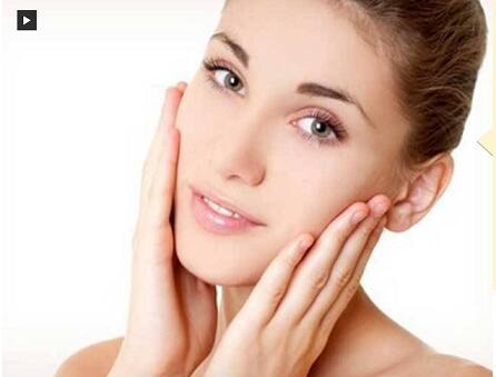 ਚਿਹਰਾ- ਚਮੜੀ ਰੋਗ ਸਲਾਹਕਾਰ ਅਦਨਾਨ ਨਾਸਿਰ, ਐਮ.ਡੀ. ਦਾ ਕਹਿਣਾ ਹੈ ਕਿ ਤੁਸੀਂ ਆਪਣੇ ਹੱਥ ਦਾ ਇਸਤੇਮਾਲ ਆਪਣੇ ਚਿਹਰੇ ਨੂੰ ਸਾਫ਼ ਕਰਨ ਜਾਂ ਕਰੀਮ ਵਗ਼ੈਰਾ ਲਾਉਣ ਲਈ ਕਰ ਸਕਦੇ ਹੋ। ਇਸ ਤੋਂ ਇਲਾਵਾ ਆਪਣੇ ਪੰਜੇ ਨੂੰ ਚਿਹਰੇ ਤੋਂ ਦੂਰ ਰੱਖਣਾ ਚਾਹੀਦਾ। ਜਦੋਂ ਤੁਸੀਂ ਹੱਥ ਕਿਸੇ ਅਜਿਹੀ ਜਗ੍ਹਾ ਰੱਖਦੇ ਹੋ ਜਿੱਥੇ ਰੋਗਾਣੂ ਮੌਜੂਦ ਹੁੰਦੇ ਹਨ ਤੇ ਫਿਰ ਉਸੇ ਹੱਥ ਨੂੰ ਚਿਹਰੇ ਉੱਤੇ ਰੱਖਦੇ ਹੋ ਤਾਂ ਬਿਮਾਰ ਹੋਣ ਤੇ ਥਕਾਨ ਵਧਣ ਦਾ ਖ਼ਤਰਾ ਵਧ ਜਾਂਦਾ ਹੈ।