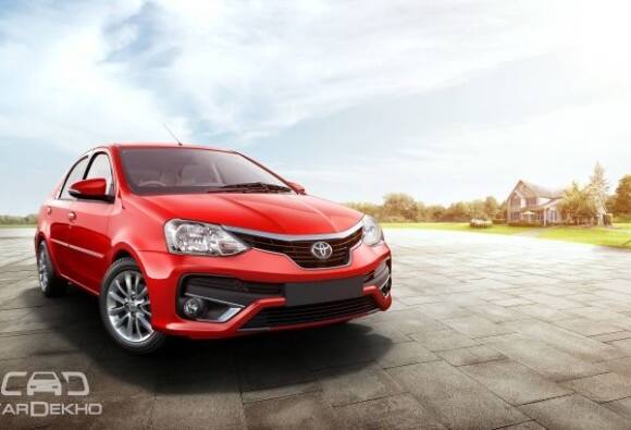 ਮਲਟੀਪਲ ਕੰਟ੍ਰੋਲਸ ਤੇ ਲੈਦਰ ਕਵਰ ਵਾਲਾ ਫਲੈਪ ਬਾਟਮ ਸਟੀਅਰਿੰਗ ਵੀਲ੍ਹ , 2-ਡਿਨ ਮਿਊਜ਼ਿਕ ਸਿਸਟਮ ਤੇ ਮੈਨੂਅਲ ਏ.ਸੀ. ਨੂੰ ਪਹਿਲੇ ਹੀ ਤਰ੍ਹਾਂ ਹੀ ਰੱਖਿਆ ਗਿਆ ਹੈ। ਹਾਲਾਂਕਿ ਕੰਪਨੀ ਦਾ ਦਾਅਵਾ ਹੈ ਕਿ ਨਵੀਂ ਇਟੀਆਜ਼ ਵਿੱਚ ਪੈਸੇਂਜ਼ਰ ਕਮਫਰਟ ਨੂੰ ਵਧਾਇਆ ਗਿਆ ਹੈ। ਦੋਹਾਂ ਵਿੱਚ 1.2 ਤੇ 1.5 ਲੀਟਰ ਦੇ ਪੈਟਰੋਲ ਤੇ 1.4 ਲੀਟਰ ਦਾ ਡੀਜ਼ਲ ਇੰਜਨ ਲੱਗਿਆ ਹੋਈਆ ਹੈ। ਪੈਟਰੋਲ ਇੰਜਨ ਦੀ ਤਾਕਤ 80 ਤੇ 90 ਪੀ.ਐਸ. ਦੀ ਹੈ। ਉੱਥੇ ਹੀ ਡੀਜ਼ਲ ਇੰਜਨ 68 ਪੀ.ਐਸ. ਦੀ ਤਾਕਤ ਦਿੰਦਾ ਹੈ।