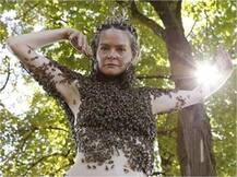 12 ਹਜ਼ਾਰ ਮੱਧੂ ਮੱਖੀਆਂ ਨਾਲ ਡਾਂਸ ਕਰਕੇ ਇਸ ਔਰਤ ਨੇ ਕੀਤਾ ਹੈਰਾਨ