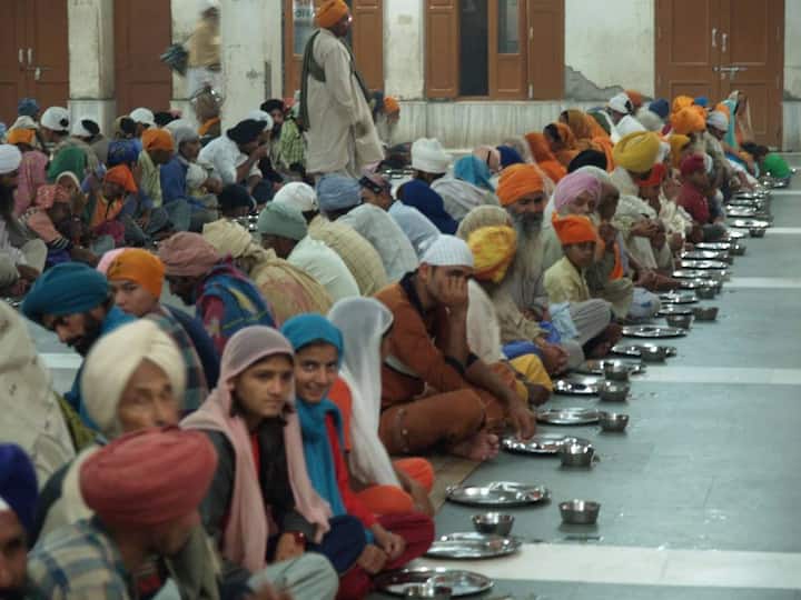 5.ਇਸ ਕਿਚਨ ਵਿੱਚ ਦੋ ਡਾਇਨਿੰਗ ਹਾਲ ਹਨ, ਜਿੱਥੇ ਇੱਕ ਵਾਰ ਵਿੱਚ 5000 ਲੋਕ ਬੈਠ ਕੇ ਲੰਗਰ ਖਾਂਦੇ ਹਨ।