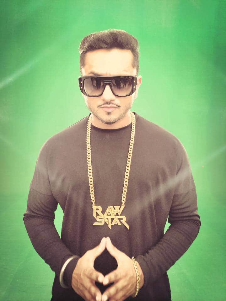 ਪਰ ਹਾਲ ਹੀ ਵਿੱਚ ਹਨੀ ਨੇ ਸੋਸ਼ਲ ਮੀਡੀਆ ਤੇ ਇੱਕ ਤਸਵੀਰਾਂ ਸਾਂਝੀ ਕੀਤੀ ਆਪਣੀ ਬਦਲੀ ਹੋਈ ਲੁੱਕ ਨਾਲ।