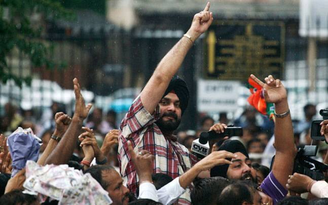 ਨਵਜੋਤ ਸਿੰਘ ਸਿੱਧੂ ਇਸ ਸਮੇਂ ਪੂਰੀ ਤਰ੍ਹਾਂ ਚਰਚਾ ਵਿੱਚ ਹਨ।ਟੀ ਵੀ ਦੇ ਪਰਦੇ ਉੱਤੇ ਵੀ ਅਤੇ ਰਾਜਨੀਤਿਕ ਤੌਰ ਉੱਤੇ ਵੀ । 