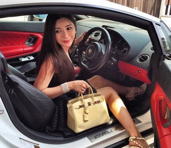  ਸਿੰਗਾਪੁਰ ਦੇ ਅਮੀਰ ਨੌਜਵਾਨ ਮੁੰਡੀ ਕੁੜੀਆਂ ਕਾਲਜਾਂ ਵਿੱਚ ਮਹਿੰਗੀਆਂ ਕਾਰਾਂ ਉੱਤੇ ਸਵਾਰ ਹੋ ਕੇ ਆਉਂਦੇ ਹਨ। 