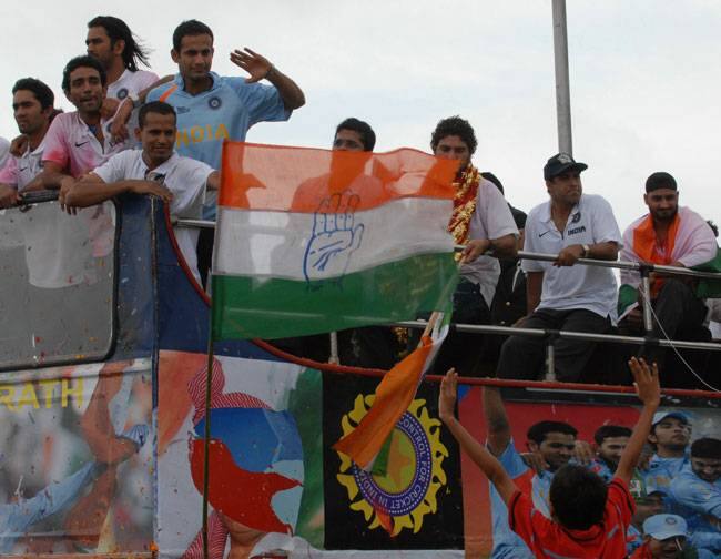 ਮੈਚ ਦਾ ਆਖਰੀ ਓਵਰ ਧੋਨੀ ਨੇ ਜੋਗਿੰਦਰ ਸ਼ਰਮਾ ਤੋਂ ਕਰਵਾਇਆ ਅਤੇ ਇਸ ਓਵਰ 'ਚ ਪਾਕਿਸਤਾਨ ਨੂੰ ਜਿੱਤ ਲਈ 13 ਦੌੜਾਂ ਦੀ ਲੋੜ ਸੀ। ਜੋਗਿੰਦਰ ਸ਼ਰਮਾ ਨੇ ਪਹਿਲੀ ਗੇਂਦ ਵਾਈਡ ਸੁੱਟੀ ਅਤੇ ਫਿਰ ਅਗਲੀ ਗੇਂਦ ਤੇ ਕੋਈ ਰਨ ਨਹੀਂ ਬਣਿਆ। ਓਵਰ ਦੀ ਦੂਜੀ ਗੇਂਦ ਤੇ ਮਿਸਬਾਹ ਨੇ ਛੱਕਾ ਠੋਕ ਦਿੱਤਾ। ਹੁਣ ਪਾਕਿਸਤਾਨ ਨੂੰ ਜਿੱਤ ਲਈ 4 ਗੇਂਦਾਂ 'ਚ 6 ਦੌੜਾਂ ਦੀ ਲੋੜ ਸੀ। ਮੈਚ ਪਾਕਿਸਤਾਨ ਦੇ ਹੱਥ 'ਚ ਨਜਰ ਆ ਰਿਹਾ ਸੀ ਪਰ ਓਵਰ ਦੀ ਤੀਜੀ ਗੇਂਦ ਤੇ ਮਿਸਬਾਹ ਨੇ ਗਲਤ ਸ਼ਾਟ ਖੇਡਿਆ ਅਤੇ ਫਾਇਨ ਲੈਗ ਤੇ ਸ੍ਰੀਸੰਥ ਨੇ ਕੈਚ ਲਪਕ ਲਿਆ। 