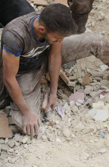 ਹਮਲੇ ਤੋਂ ਬਾਅਦ ਦੀਆਂ ਜੋ ਤਸਵੀਰਾਂ ਜਾਰੀ ਕੀਤੀਆਂ ਹਨ ਉਨ੍ਹਾਂ ਵਿੱਚ ਮਲਬੇ ਥੱਲੇ ਦੱਬੇ ਲੋਕਾਂ ਦੀ ਲਾਸ਼ਾਂ ਨਜ਼ਰ ਆ ਰਹੀਆਂ ਹਨ।