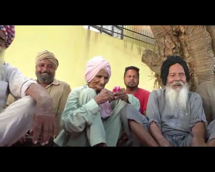 ਦਰਅਸਲ ਦਲੀਪ ਕੌਰ ਤਿੰਨ ਭਰਾਵਾਂ ਦੀ ਇਕਲੌਤੀ ਭੈਣ ਸੀ। ਜਦੋਂ ਉਹ 8 ਸਾਲ ਦੀ ਸੀ ਤਾਂ ਉਸ ਨੇ ਵੇਖਿਆ ਕਿ ਇੱਕ ਸੱਸ ਆਪਣੀ ਨੂੰਹ ਨੂੰ ਬੂਰੀ ਤਰ੍ਹਾਂ ਕੁੱਟ ਰਹੀ ਹੈ। ਇਸ ਹਾਦਸੇ ਨੇ ਉਸ ਦੇ ਦਿਲ 'ਤੇ ਅਜਿਹਾ ਅਸਰ ਪਾਇਆ ਕਿ ਉਹ ਦਲੀਪ ਕੋਰ ਤੋਂ ਗੰਡਾ ਸਿੰਘ ਬਣ ਗਈ ਅਤੇ ਉਸ ਨੇ ਨਾ ਤਾਂ ਵਿਆਹ ਕਰਵਾਇਆ ਤੇ ਨਾ ਹੀ ਮਹਿਲਾਵਾਂ ਵਾਲੀ ਜ਼ਿੰਦਗੀ ਜੀ ਕੇ ਵੇਖੀ। 