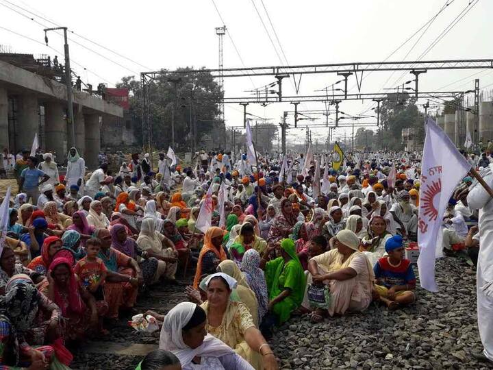 ਦੱਸਣਯੋਗ ਹੈ ਕਿ ਅੰਮ੍ਰਿਤਸਰ ਵਿੱਚ ਕਿਸਾਨ ਸੰਘਰਸ਼ ਕਮੇਟੀ ਵੱਲੋਂ ਅੱਜ ਆਪਣੀਆਂ ਮੰਗਾਂ ਨੂੰ ਲੈ ਕੇ ਰੇਲਵੇ ਲਾਈਨ 'ਤੇ ਬੈਠ ਗਏ ਤੇ ਪ੍ਰਦਰਸ਼ਨ ਸ਼ੁਰੂ ਕਰ ਦਿੱਤਾ। ਇਸ ਵਿੱਚ ਕਈ ਜਥੇਬੰਦਿਆਂ ਹਿੱਸਾ ਲੈ ਰਹੀਆਂ ਹਨ। 