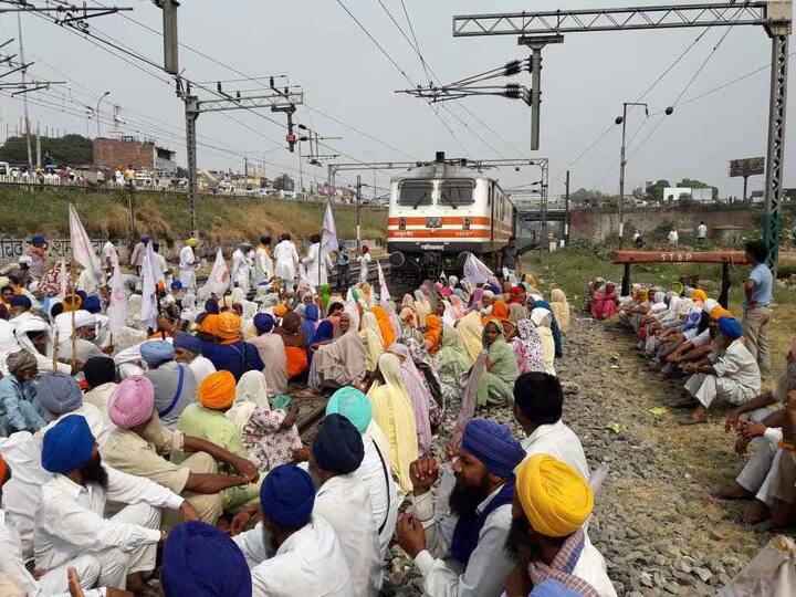 ਉਨ੍ਹਾਂ ਮੰਗ ਕੀਤੀ ਕਿ ਜੇਕਰ ਕੋਈ ਕਿਸਾਨ ਖ਼ੁਦਕੁਸ਼ੀ ਕਰਦਾ ਹੈ ਤਾਂ ਉਸ ਦੇ ਪਰਿਵਾਰ ਨੂੰ ਮੁਆਵਜ਼ੇ ਦੇ ਤੌਰ 'ਤੇ 10 ਲੱਖ ਰੁਪਏ ਤੇ ਘਰ ਦੇ ਇੱਕ ਮੈਂਬਰ ਨੂੰ ਸਰਕਾਰੀ ਨੌਕਰੀ ਤੇ ਨਾਲ ਹੀ ਕਿਸਾਨ ਦਾ ਸਾਰਾ ਕਰਜ਼ਾ ਮਾਫ਼ ਕੀਤਾ ਜਾਣਾ ਚਾਹੀਦਾ ਹੈ।