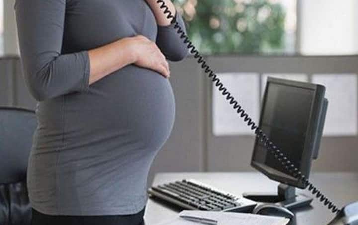 Maternity Benefit Act, 1961 ਮੁਤਾਬਕ, ਪ੍ਰੈਗਨੈਂਟ ਮਹਿਲਾਵਾਂ ਨੂੰ ਨੌਕਰੀ ਤੋਂ ਅਚਾਨਕ ਨਹੀਂ ਕੱਢਿਆ ਜਾ ਸਕਦਾ। ਜੇਕਰ ਕੋਈ ਅਜਿਹਾ ਕਰਦਾ ਹੈ ਤਾਂ ਉਹ ਐਕਟ ਦੀ ਉਲੰਘਣਾ ਕਰ ਰਿਹਾ ਹੈ। ਇਸ ਐਕਟ ਤਹਿਤ ਪ੍ਰੈਗਨੈਂਟ ਮਹਿਲਾਵਾਂ ਨੂੰ ਨੌਕਰੀ ਤੋਂ ਕੱਢਣ ਤੋਂ ਤਿੰਨ ਮਹੀਨੇ ਪਹਿਲਾਂ ਨੋਟਿਸ ਦੇਣਾ ਹੁੰਦਾ ਹੈ। ਮੌਜ਼ੂਦਾ ਸਰਕਾਰ ਇਸ ਵਿੱਚ ਸੋਧ ਕਰਨ ਦੀ ਤਿਆਰੀ ਕਰ ਰਹੀ ਹੈ।