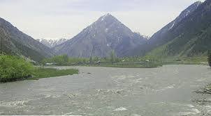  ਜੰਮੂ-ਕਸ਼ਮੀਰ ਹੁੰਦਿਆਂ ਹੋਇਆਂ ਪਾਕਿਸਤਾਨ ‘ਚ ਵਹਿਣ ਵਾਲੀ ਸਿੰਧੂ ਨਦੀ ਉਥੋਂ ਦੀ ਲਾਈਫ ਲਾਈਨ ਮੰਨੀ ਜਾਂਦੀ ਹੈ। 