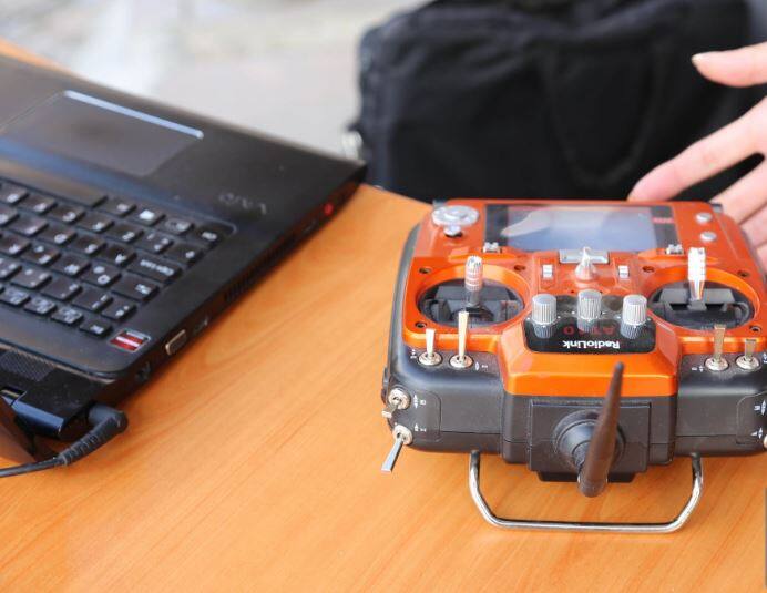 ਰਿਮੋਟ ਨਾਲ ਚੱਲਣ ਲਈ ਇਸ ਵਿੱਚ ਇਲੈਕਟ੍ਰਿਕ ਇੰਜਨ ਲਾਇਆ ਗਿਆ ਹੈ। ਰੋਬੋਟ ਵਿੱਚ ਬਦਲਣ ‘ਤੇ ਇਹ ਕਾਰ ਚੱਲ ਨਹੀਂ ਸਕਦੀ। ਇੰਜਨੀਅਰਾਂ ਦਾ ਕਹਿਣਾ ਹੈ ਕਿ ਇਸ ਨੂੰ ਚਲਾਉਣ ਲਈ ਫੰਕਸ਼ਨ ਜੋੜ ਕੇ ਦਿੱਤੇ ਜਾਣਗੇ। 