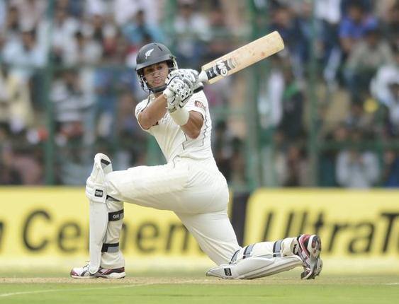 ਟੀਮ ਇੰਡੀਆ ਨੇ ਦੂਜੇ ਦਿਨ ਦਾ ਖੇਡ ਖਤਮ ਹੋਣ ਤਕ ਕੀਵੀ ਟੀਮ ਦੇ 128 ਰਨ 'ਤੇ 7 ਵਿਕਟ ਹਾਸਿਲ ਕਰ ਲਏ ਸਨ। ਭੁਵਨੇਸ਼ਵਰ ਕੁਮਾਰ ਦੀ ਦਮਦਾਰ ਗੇਂਦਬਾਜ਼ੀ ਸਾਹਮਣੇ ਕੀਵੀ ਟੀਮ ਦੀ ਇੱਕ ਨਾ ਚੱਲੀ ਅਤੇ ਦੂਜੇ ਦਿਨ ਨਿਊਜ਼ੀਲੈਂਡ ਦੇ ਬੱਲੇਬਾਜ ਫਿੱਕੇ ਸਾਬਿਤ ਹੋਏ।