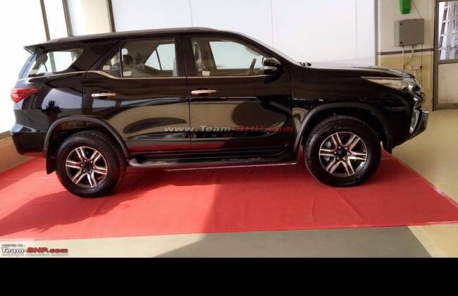 ਦੂਸਰਾ ਵਿਕਲਪ ਹੋਵੇਗਾ 2.8 ਲੀਟਰ ਦਾ ਇੰਜ਼ਨ ਜੋ 174 ਪੀ.ਐਸ. ਦੀ ਪਾਵਰ ਅਤੇ 360 ਐਨ.ਐਮ. ਦਾ ਟਾਰਕ ਦੇਵੇਗਾ। ਪੈਟਰੋਲ ਵੈਰਿਏਂਟ ਵਿੱਚ 2.7 ਲੀਟਰ ਦਾ ਡਯੂਲ ਵੀ.ਵੀ.ਟੀ.-ਆਈ ਇੰਜਨ ਦਿੱਤਾ ਜਾ ਸਕਦਾ ਹੈ। ਇਹ 166 ਪੀ.ਐਸ. ਪਾਵਰ ਅਤੇ 245 ਐਨ.ਐਮ. ਦਾ ਟਾਰਕ ਦੇਵੇਗਾ। 2.8 ਲੀਟਰ ਡੀਜ਼ਲ ਅਤੇ 2.7 ਲੀਟਰ ਪੈਟਰੋਲ ਵੈਰਿਏਂਟ ਵਿੱਚ 6-ਸਪੀਡ ਮੈਨੂਅਲ ਅਤੇ ਆਟੋਮੈਟਿਕ ਗਿਅਰਬਾਕਸ ਦਾ ਵਿਕਲਪ ਮਿਲੇਗਾ।