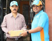 Flipkart ਦੇ ਮਾਲਕ ਨੇ ਲੋਕਾਂ ਨੂੰ ਵੰਡਿਆ ਸਮਾਨ