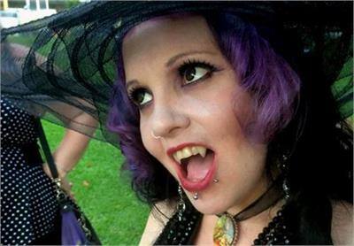 ਤੁਹਾਨੂੰ ਦੱਸ ਦਈਏ ਕਿ ਜਾਰਜੀਆ ਵਰਗੇ ਹੋਰ ਵੀ ਲੋਕ ਇਸ ਦੁਨੀਆ 'ਚ ਹਨ, ਜੋ ਇਨਸਾਨੀ ਖੂਨ ਪੀਣ ਦੀ ਚਾਹਤ ਰੱਖਦੇ ਹਨ। ਇਸ 'ਚ ਅਮਰੀਕਾ ਦੇ ਮਾਈਕਲ ਵੈਚਮਾਈਲ ਆਪਣੀ ਪ੍ਰੇਮਿਕਾ ਦਾ ਖੂਨ ਪੀਂਦੇ ਹਨ। ਬ੍ਰਿਟੇਨ 'ਚ ਰਹਿਣ ਵਾਲੇ ਬੇਨਿਨ ਗਾਫ ਅਤੇ ਡ੍ਰਵੇਨ ਇਕ ਦੂਜੇ ਨੂੰ ਆਪਣਾ ਖੂਨ ਪਿਆਉਂਦੇ ਹਨ।