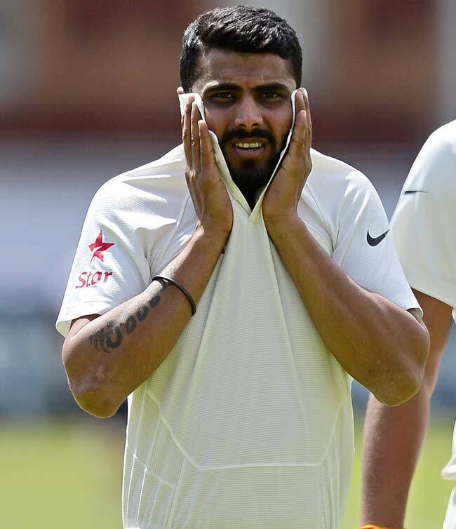 ਜਡੇਜਾ ਨੂੰ ਅੰਪਾਇਰ ਤੋਂ ਮਿਲੀ ਵਾਰਨਿੰਗ ਤੋਂ ਬਾਅਦ 50% ਮੈਚ ਫੀਸ ਦਾ ਜੁਰਮਾਨਾ ਤਾਂ ਲੱਗਾ ਹੀ ਅਤੇ ਨਾਲ ਹੀ 5 ਰਨ ਦੀ ਪੈਨਲਟੀ ਵੀ ਲੱਗੀ।