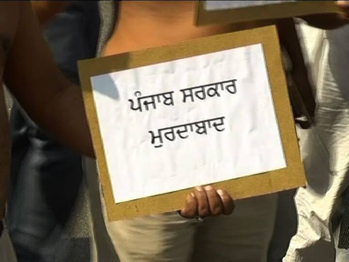 ਦਰਜਾ ਚਾਰ ਕਰਮਚਾਰੀ ਐਸੋਸੀਏਸ਼ਨ ਦੇ ਸੂਬਾ ਪ੍ਰਧਾਨ ਅਜੇ ਸਿੰਘ ਨੇ ਦੱਸਿਆ ਕਿ ਉਨ੍ਹਾਂ ਦੀ ਮੰਗ ਹੈ ਕਿ ਉਨ੍ਹਾਂ ਦੀਆਂ ਤਨਖ਼ਾਹਾਂ 'ਚ ਵਾਧਾ ਕੀਤਾ ਜਾਵੇ। ਜਿਸ ਦੀ ਇਹ ਕਰਮਚਾਰੀ ਸਾਲ 1986 ਤੋਂ ਉਡੀਕ ਕਰ ਰਹੇ ਹਨ। ਪਰ ਅੱਜ ਤੱਕ ਸਰਕਾਰ ਨੇ ਇੰਨਾ ਦੀਆਂ ਤਨਖ਼ਾਹਾਂ 'ਚ ਕੋਈ ਵਾਧਾ ਨਹੀਂ ਕੀਤਾ ਹੈ।