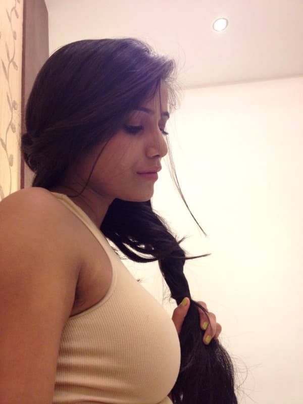 Poonam Pandey @iPoonampandey Mar 23 A SMALL gift to team India in Maa style #IndvsBan YOU ROCK!! Muuuuuaaah????????????????????