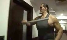 ਖਲੀ ਨੇ ਗਰਲਫਰੈਂਡ ਸਾਹਮਣੇ ਕੀਤਾ ਭਲਵਾਨ ਦਾ ਕੁਟਾਪਾ 