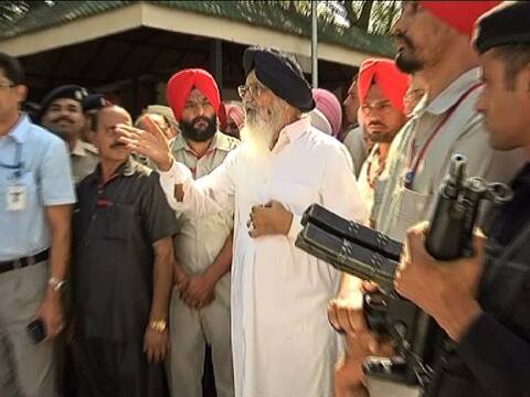 ਕਾਂਗਰਸੀਆਂ ਦੇ ਘੇਰੇ 'ਚ ਕਸੂਤੇ ਫਸੇ ਬਾਦਲ, ਦੇਖੋ ਤਸਵੀਰਾਂ