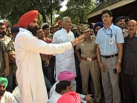 ਕਾਂਗਰਸੀਆਂ ਦੇ ਘੇਰੇ 'ਚ ਕਸੂਤੇ ਫਸੇ ਬਾਦਲ, ਦੇਖੋ ਤਸਵੀਰਾਂ