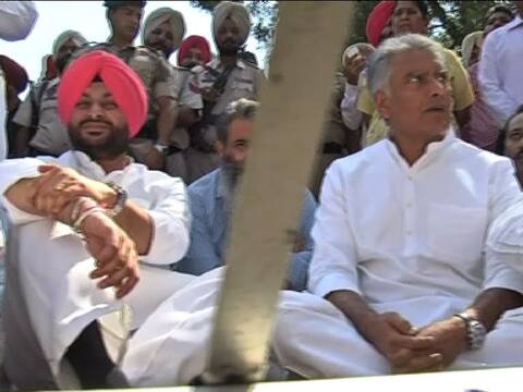 ਕਾਂਗਰਸੀਆਂ ਦੇ ਘੇਰੇ 'ਚ ਕਸੂਤੇ ਫਸੇ ਬਾਦਲ, ਦੇਖੋ ਤਸਵੀਰਾਂ