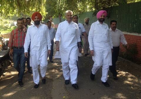 ਕਾਂਗਰਸੀਆਂ ਦੇ ਘੇਰੇ 'ਚ ਕਸੂਤੇ ਫਸੇ ਬਾਦਲ, ਦੇਖੋ ਤਸਵੀਰਾਂ