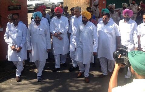 ਕਾਂਗਰਸੀਆਂ ਦੇ ਘੇਰੇ 'ਚ ਕਸੂਤੇ ਫਸੇ ਬਾਦਲ, ਦੇਖੋ ਤਸਵੀਰਾਂ