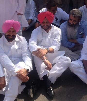 ਕਾਂਗਰਸੀਆਂ ਦੇ ਘੇਰੇ 'ਚ ਕਸੂਤੇ ਫਸੇ ਬਾਦਲ, ਦੇਖੋ ਤਸਵੀਰਾਂ