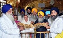 ਸ਼ਰਧਾਲੂ ਬੀਬੀ ਨੇ ਹਰਿਮੰਦਰ ਸਾਹਿਬ ਵਿਖੇ ਕਰਵਾਈ ਇੱਕ ਕਿੱਲੋ ਸੋਨੇ ਦੇ ਹਾਰ ਦੀ ਸੇਵਾ