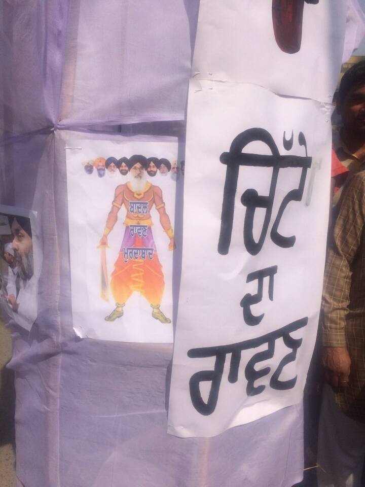 ਇਨ੍ਹਾਂ ਪੁਤਲਿਆਂ 'ਤੇ ਉਪ-ਮੁੱਖਮੰਤਰੀ ਸੁਖਬੀਰ ਸਿੰਘ ਬਾਦਲ ਤੇ ਕੈਬਿਨੇਟ ਮੰਤਰੀ ਬਿਕਰਮ ਮਜੀਠੀਆ ਦੀਆਂ ਤਸਵੀਰਾਂ ਵੀ ਸਨ। ਇਸ ਦੌਰਾਨ ਪ੍ਰਦਰਸ਼ਨ ਕਰ ਰਹੇ ਕਾਂਗਰਸੀ ਲੀਡਰਾਂ ਨੇ ਇਲਜ਼ਾਮ ਲਾਇਆ ਕਿ ਪੰਜਾਬ ਵਿੱਚ ਬਾਦਲ ਪਰਿਵਾਰ ਸੂਬੇ ਦੇ ਨੌਜਵਾਨਾਂ ਨੂੰ ਨਸ਼ੇ ਵੱਲ ਧੱਕ ਰਿਹਾ ਹੈ। 
