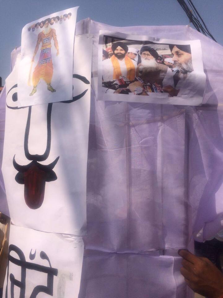 ਦੱਸਣਯੋਗ ਹੈ ਕਿ ਦਸਹਿਰੇ ਮੌਕੇ ਕਾਂਗਰਸ ਨੇ ਮੁੱਖ ਮੰਤਰੀ ਬਾਦਲ ਦੀ ਫ਼ੋਟੋ ਲਾ ਕੇ ਚਿੱਟਾ ਰਾਵਣ ਸਾੜਨਾ ਸੀ। ਜਿਸ ਨੂੰ ਲੈ ਕੇ ਕਾਂਗਰਸ ਤੇ ਅਕਾਲੀ ਲੀਡਰਾਂ ਵਿੱਚ ਝੜਪ ਹੋ ਗਈ। ਇਸ ਵਿੱਚ ਬਹੁਤ ਸਾਰੇ ਕਾਂਗਰਸੀ ਲੀਡਰ ਤੇ ਵਰਕਰ ਜ਼ਖਮੀ ਹੋ ਗਏ ਸਨ। 