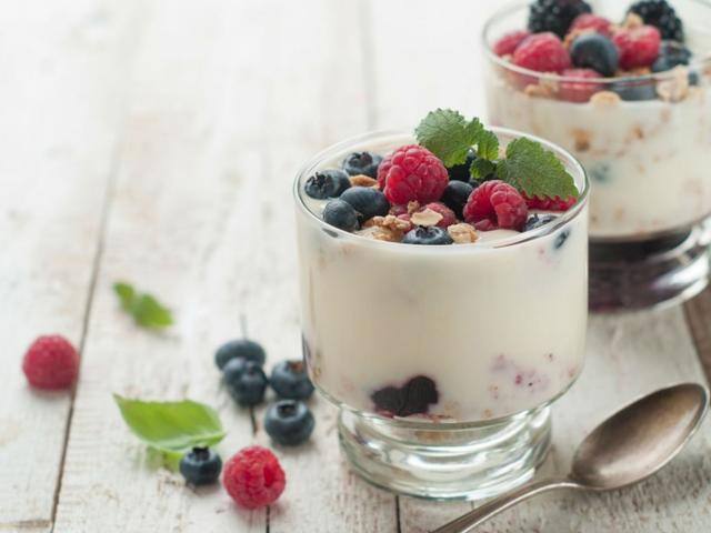 ਲੋਅ ਫੈਟ ਯੋਗਰਟ ਵਿੱਚ ਵੀ ਜ਼ਿਆਦਾ ਕੈਲੋਰੀ ਹੁੰਦੀ ਹੈ ਜੋ ਵਜ਼ਨ ਵਧਾਉਂਦੀ ਹੈ। 