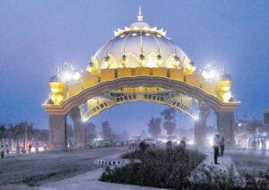 ਦਰਬਾਰ ਸਾਹਿਬ ਦੇ ਦਰਸ਼ਨਾਂ ਲਈ ਜਾਣ ਵਾਲੇ ਸ਼ਰਧਾਲੂਆਂ ਨੂੰ ਹੁਣ ਅੰਮ੍ਰਿਤਸਰ ਸ਼ਹਿਰ ਕੁਝ ਬਦਲਿਆ ਹੋਇਆ ਨਜ਼ਰ ਆਵੇਗਾ। ਪੰਜਾਬ ਸਰਕਾਰ ਨੇ ਪੁਰਾਤਨ ਟਾਊਨ ਹਾਲ ਇਮਾਰਤ ਤੋਂ ਸ੍ਰੀ ਹਰਿਮੰਦਰ ਸਾਹਿਬ ਤਕ ਦੇ ਰਸਤੇ ਨੂੰ ਨਵੀਂ ਵਿਰਾਸਤੀ ਦਿਖ ਦੇ ਦਿੱਤੀ ਹੈ। ਅੰਮ੍ਰਿਤਸਰ ਬਾਈਪਾਸ ਨੇੜੇ ‘ਗੇਟਵੇਅ ਆਫ ਅੰਮ੍ਰਿਤਸਰ’ ਸਥਾਪਿਤ ਕੀਤਾ ਗਿਆ ਹੈ।
