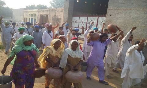 ਇਸ ਪਿੰਡ ਵਿੱਚ 37 ਦਿਨਾਂ ਤੋਂ ਪੀਣ ਵਾਲੇ ਪਾਣੀ ਦੀ ਸਪਲਾਈ ਬੰਦ, ਲੋਕਾਂ ਚ ਭਾਰੀ ਰੋਹ ਇਸ ਪਿੰਡ ਵਿੱਚ 37 ਦਿਨਾਂ ਤੋਂ ਪੀਣ ਵਾਲੇ ਪਾਣੀ ਦੀ ਸਪਲਾਈ ਬੰਦ, ਲੋਕਾਂ ਚ ਭਾਰੀ ਰੋਹ