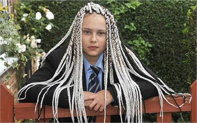 ਬ੍ਰਿਟੇਨ: ਬ੍ਰਿਟੇਨ ਦੇ ਇੱਕ ਸਕੂਲ 'ਚ ਅਜੀਬੋ-ਗ਼ਰੀਬ ਮਾਮਲਾ ਸਾਹਮਣੇ ਆਇਆ ਹੈ। ਇੱਥੋਂ ਦੇ ਇੱਕ ਸਕੂਲ ਨੇ ਵਿਦਿਆਰਥਣ ਨੂੰ ਉਸ ਦੇ ਵਾਲਾਂ ਦੇ ਸਟਾਈਲ ਕਾਰਨ ਸਕੂਲ 'ਚੋਂ ਕੱਢ ਦਿੱਤਾ ਹੈ। ਸਕੂਲ ਦੀ 13 ਸਾਲਾ ਵਿਦਿਆਰਥਣ ਚਿਨਾਈਜ਼ ਬੇਨਸਨ ਨੂੰ ਉਸ ਦੇ ਜਟਾਵਾਂ ਵਰਗੇ ਵਾਲਾਂ ਕਾਰਨ ਸਕੂਲ 'ਚੋਂ ਕੱਢ ਦਿੱਤਾ ਗਿਆ ਹੈ। 